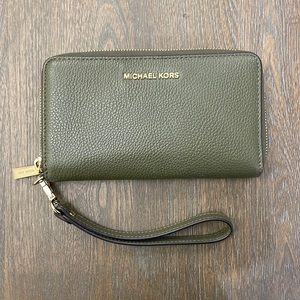 Michael kors wallet wristlet